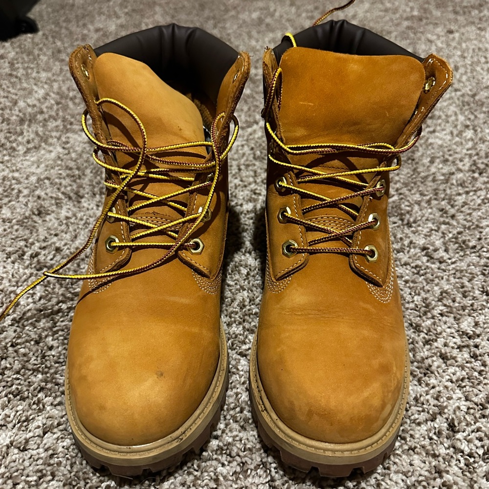 Youth Timberland wheat boots size 6 fits like women’s size 8